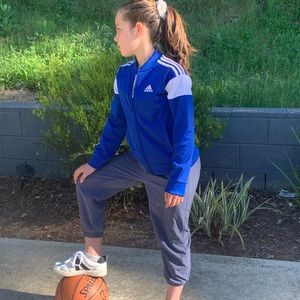 Adidas zip up sweater/jacket with pocket’s.